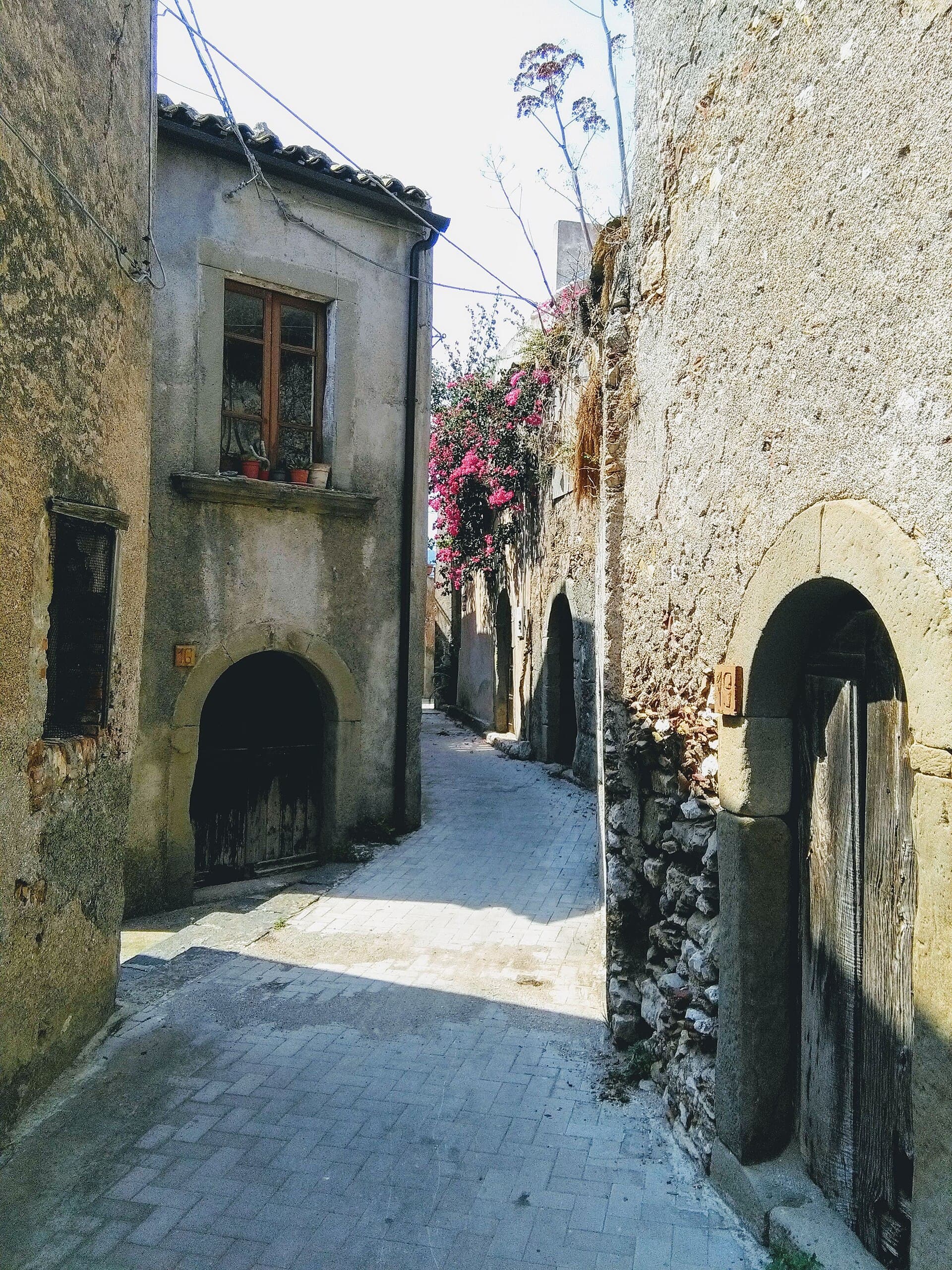 Ruelle ancienne de Forza d'Agro en Sicile, typique des villages où l'on trouve des biens à rénover