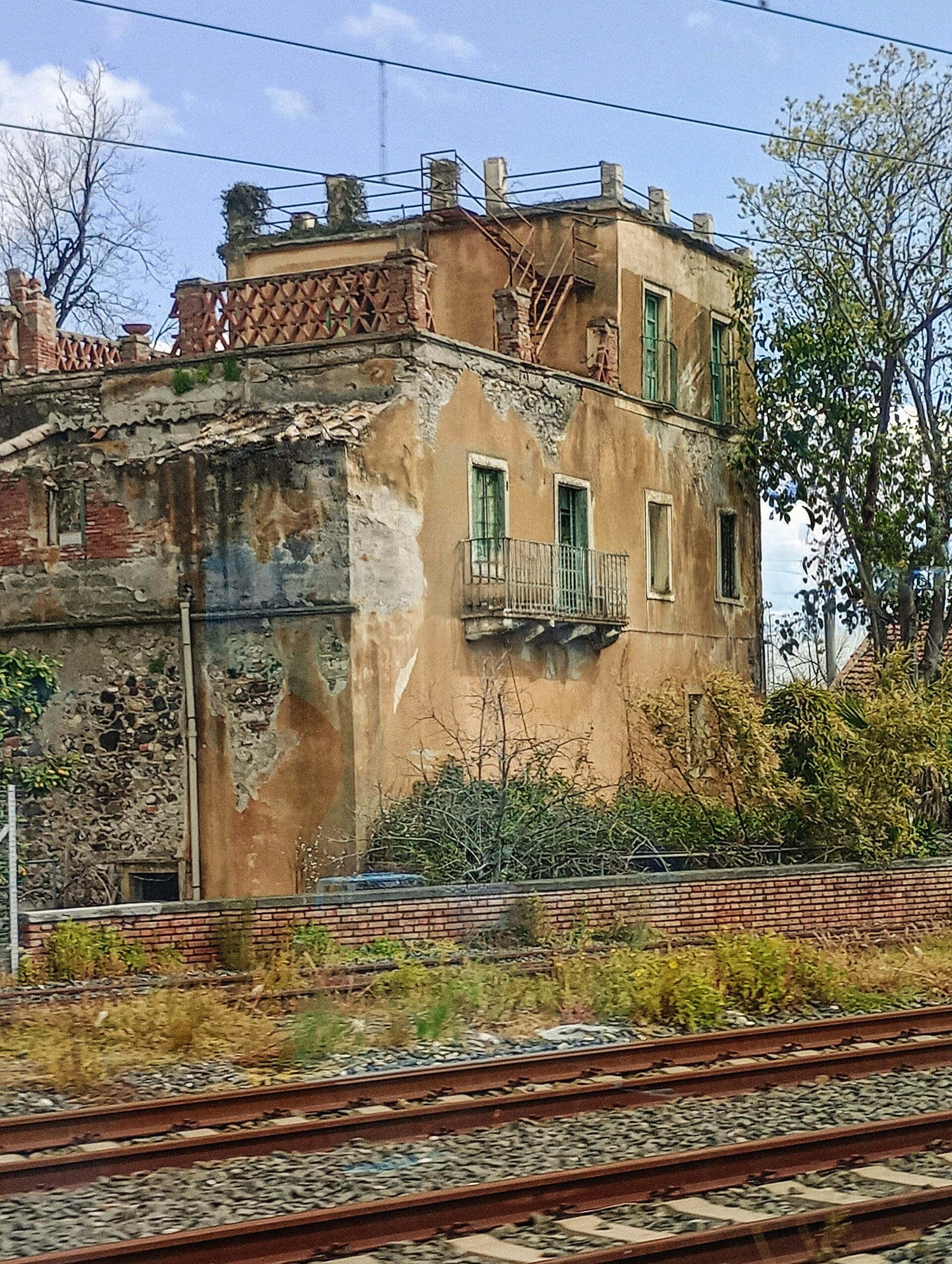 Ancienne maison près de l’Alcantara en Sicile, exemple de bien à vérifier avant déplacement