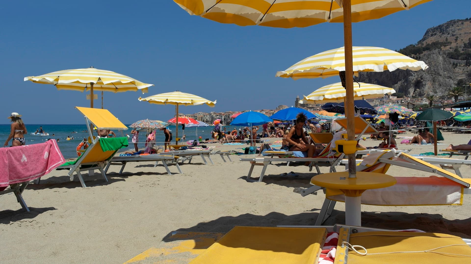 Plage et village de Cefalù sous le soleil, pour illustrer un projet d’achat immobilier en Sicile