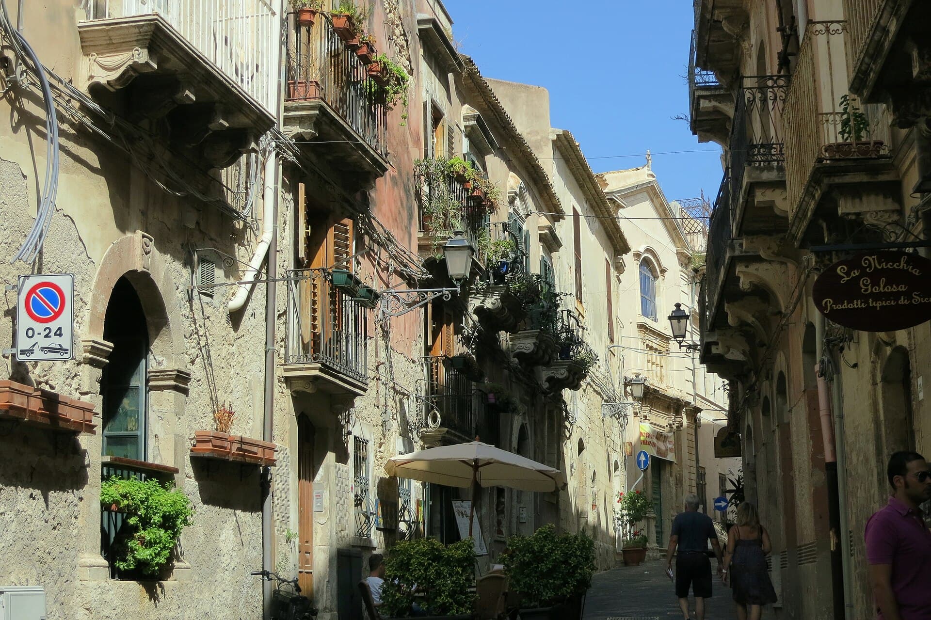 Rue de ville sicilienne pour illustrer un achat immobilier autour de Catane