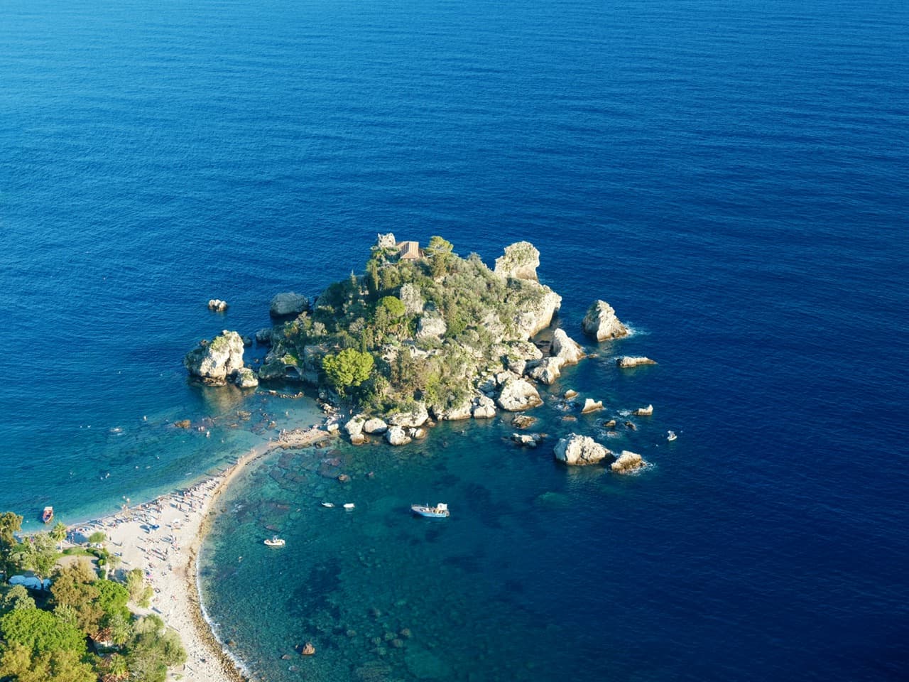Mer turquoise et soleil à Isola Bella, Taormine, pour illustrer le coût de la vie et le quotidien en Sicile