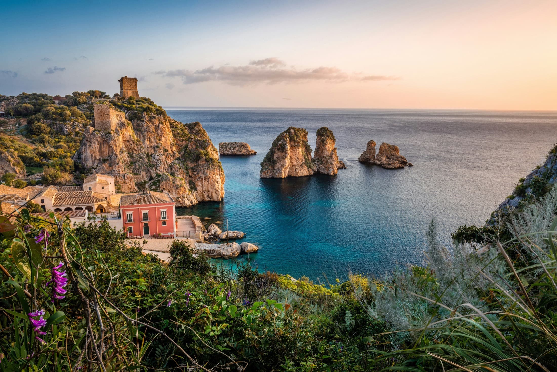 Côte rocheuse et habitations à Scopello, en Sicile