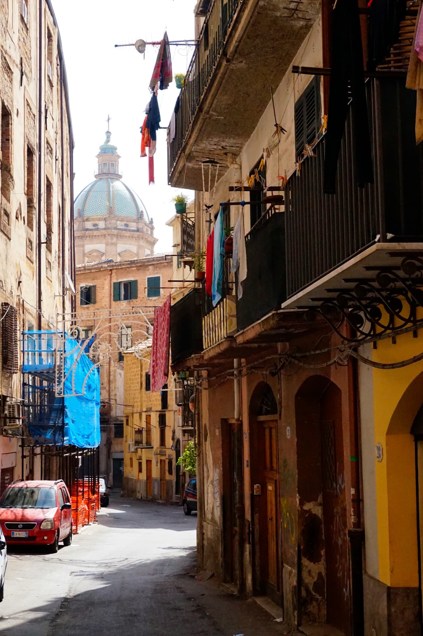 Rue étroite et immeubles d’habitation dans le centre de Palerme