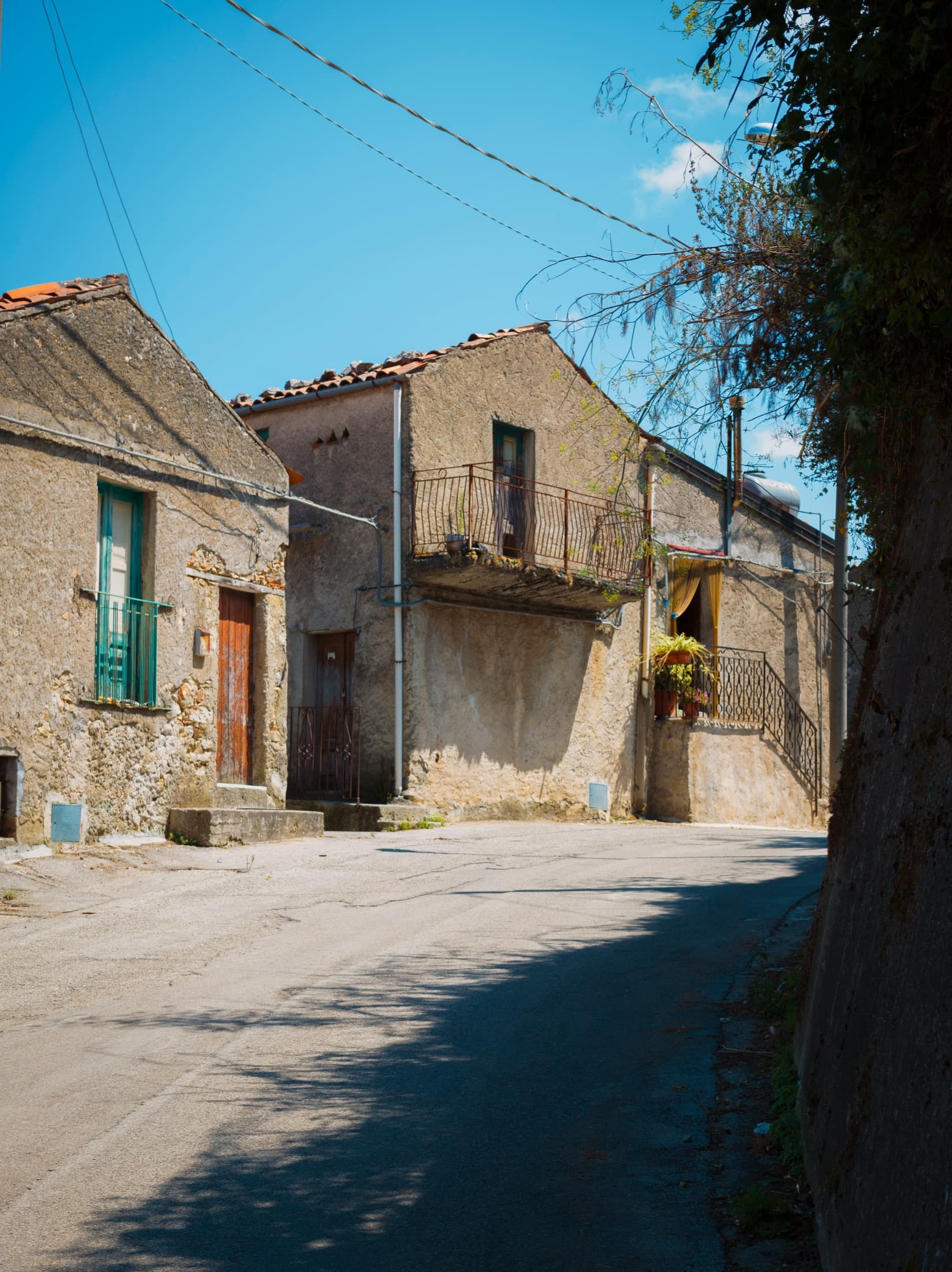 Rue et maisons d’un village de Sicile