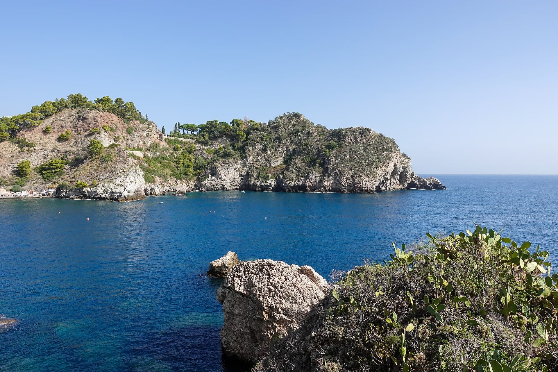 Mer turquoise et reliefs rocheux à Isola Bella, Taormine, en Sicile